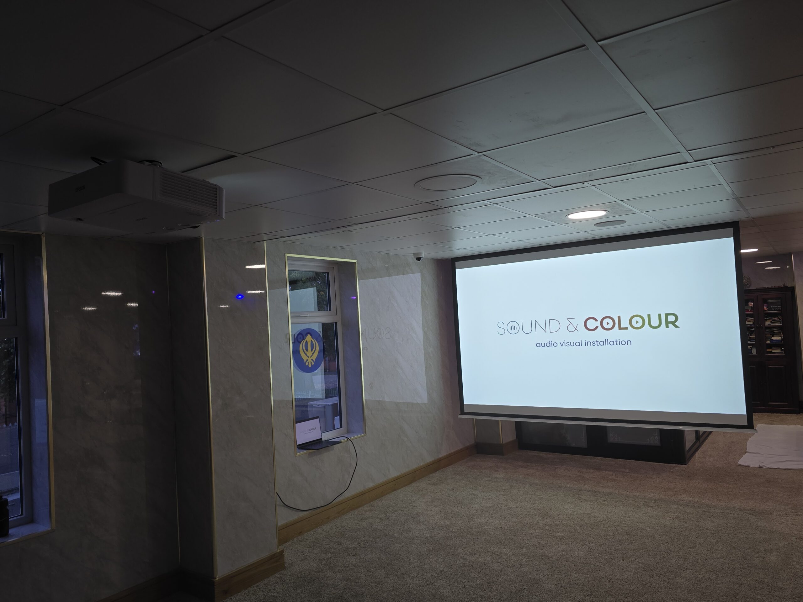 Image of projector and screen